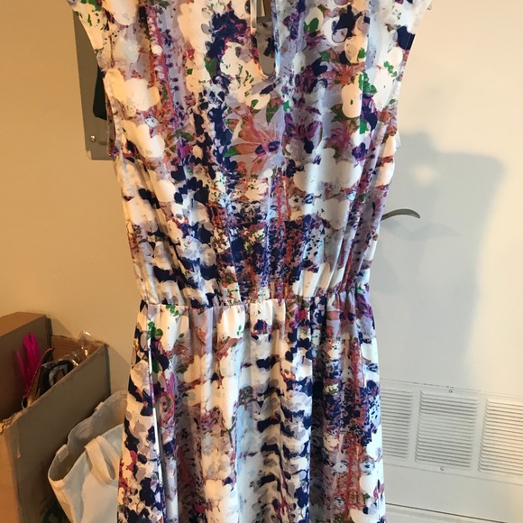 🛑 SOLD! Floral Dress Knee Length 🛑 - Picture 2 of 5